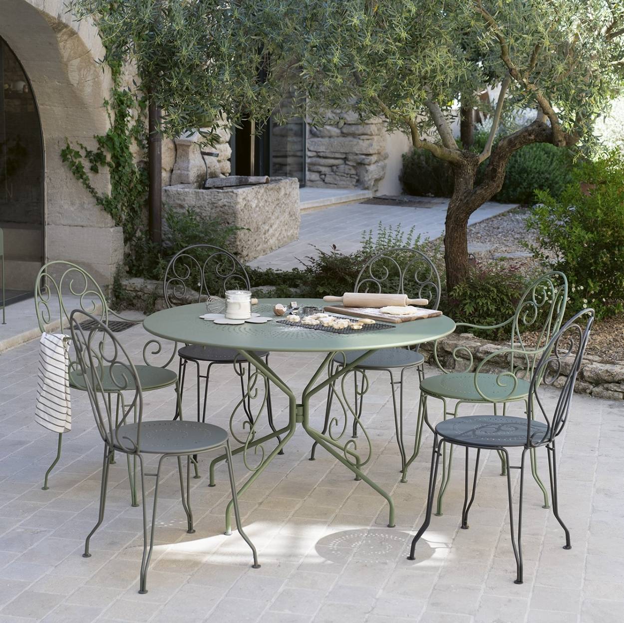 Montmartre Table