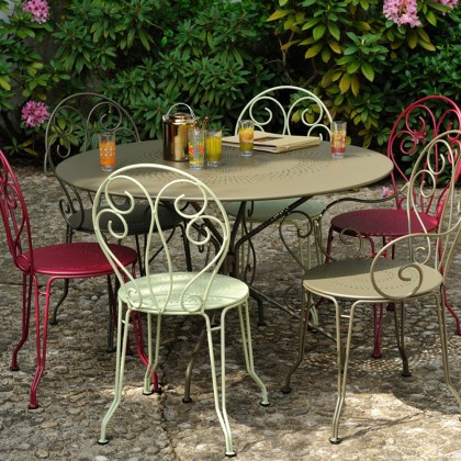 Montmartre outdoor dining table and chairs by Fermob 
